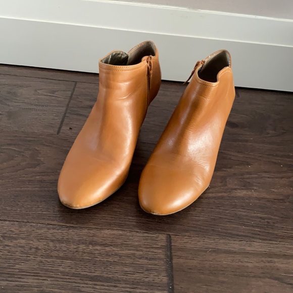 SOLD 😍😍Tan booties from Banana Republic size 9 - Picture 1 of 11